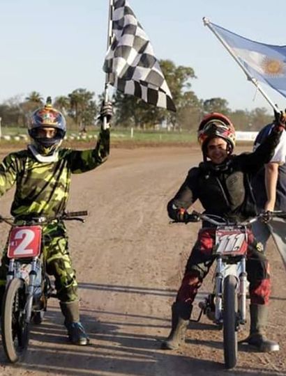 Matías Ruíz (izquierda), ganador en 50 c.c. Libre, junto a su escolta, Eric Tolesco.