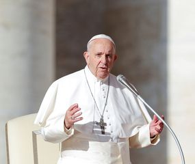 El Papa Francisco promueve a mujeres en la Iglesia, pero no al sacerdocio