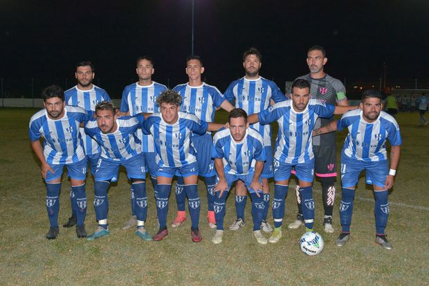 La terna arbitral, encabezada por Joel Rivero.