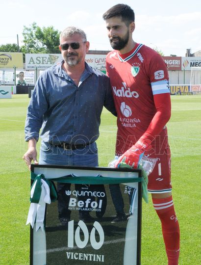 Manuel Vicentini recibió una placa por sus 100 partidos en el Verde, de manos del presidente Fernando Chiófalo.