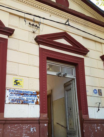 Acceso al edificio que ocupa en Lebensohn 126.