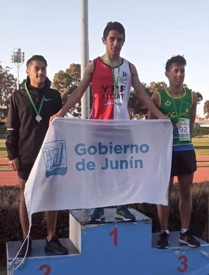 Jonathan García en lo alto del podio tras obtener la prueba de 10.000 metros.