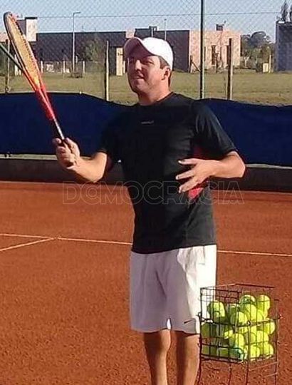 El profesor Remo “Chapa” Zapata tiene a su cargo las clases de tenis, individuales y grupales.