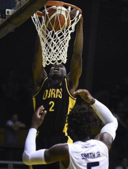 Jonathan Holton la vuelca y marca dos de los 18 puntos que concretó en su debut triunfal con Obras Basket.