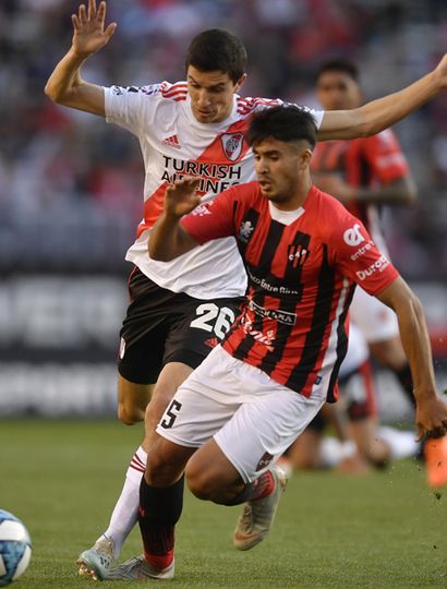 Ignacio Fernández marca a un jugador de Patronato. River Plate se impuso 2 a 0 en el “Monumental”.