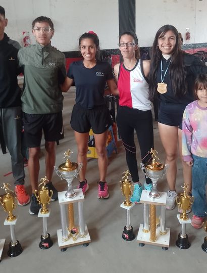 Lemos (izq.), Muñoz, Silva, Soto, Gutiérrez y Mía Galarce, atletas de 