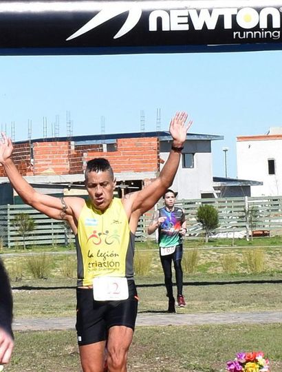 Leonardo Frías llega a la meta y gana la prueba de 18 kilómetros en Belén de Escobar.