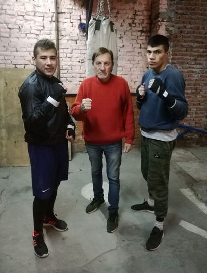 Leopoldo “Polo” Rodríguez con dos de sus pupilos: a sus 74 años sigue yendo todos los días al gimnasio.