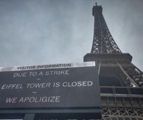 Turistas desolados ante el cierre de la torre Eiffel por una huelga