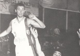 Matías Ronchi yace en el embaldosado, tras superar a Juan Manuel Echaire. Sin embargo, desde esa incómoda posición, manda la pelota hacia la canasta.