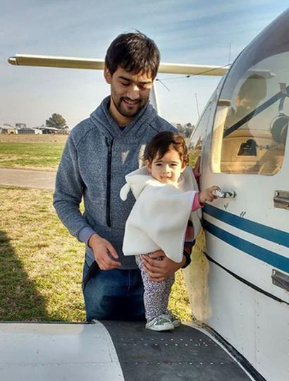 Matías Ronzano y su pequeña hija.