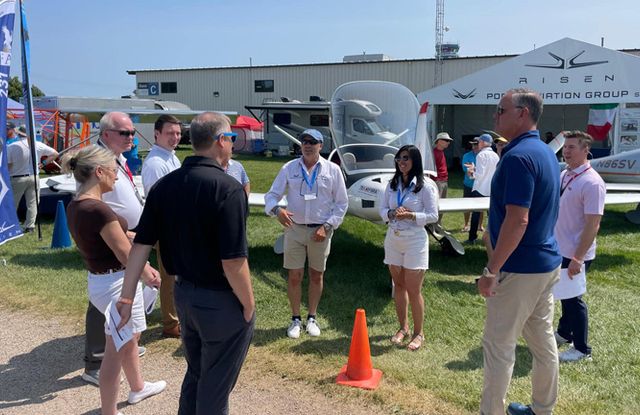El rojense que cruzó el Atlántico en uno de sus aviones que fabrica para exhibirlo en Oshkosh
