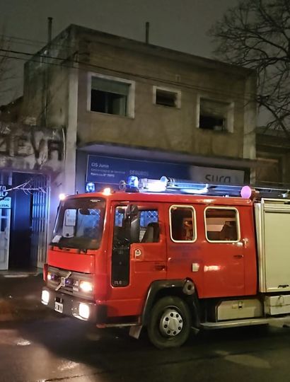 Bomberos locales controlaron el incendio generado en San Martín al 400.