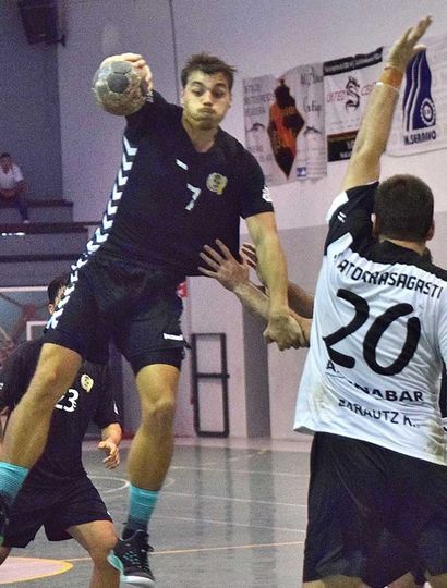 El handbolista pintense Fabrizio Casanova (Nº 7) en un ataque de su equipo de la Liga de Honor Plata de España, el Club Balonmano Santoña.