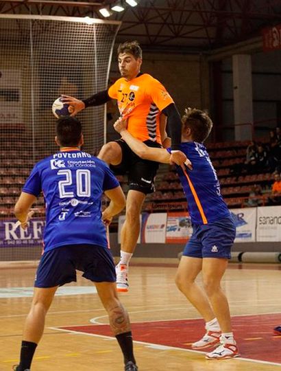 El pintense Fabrizio Casanova maneja la pelota en un ataque del Ford Alisauto BM Torrelavega de España.