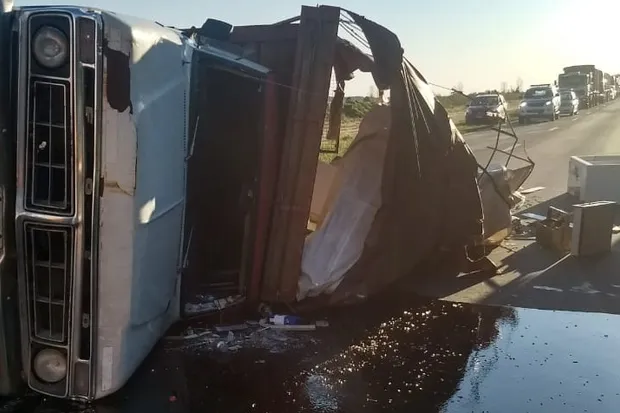Volcó una camioneta en Ruta 7 • Diario Democracia