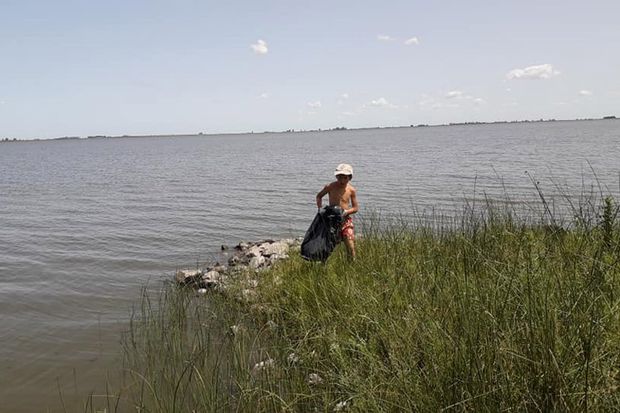 Chicos de una colonia limpiaron el Camino Costero
