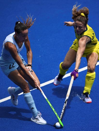 La argentina Eugenia María Trinchinetti (izquierda) es marcada por la australiana Ambrosia Malone durante el partido del grupo 