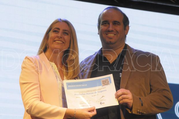 Con un acto protocolar, se realizó la entrega de diplomas a 100 nuevos productores de seguros