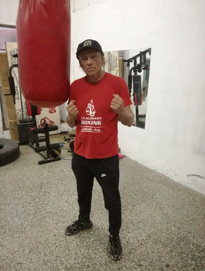 El ex boxeador Norberto “Canilla” García hoy es un referente en el entrenamiento de este deporte en Junín.