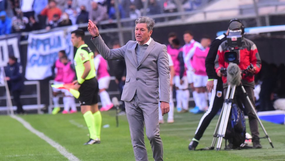Mario Sciacqua, DT de Sarmiento. Crédito: diario El Día.