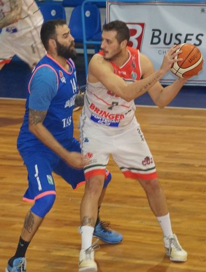 Un pasaje del partido disputado anoche en Chivilcoy.