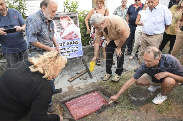 Emotivo homenaje a Imelde Sans: colocaron una “baldosa" a su memoria