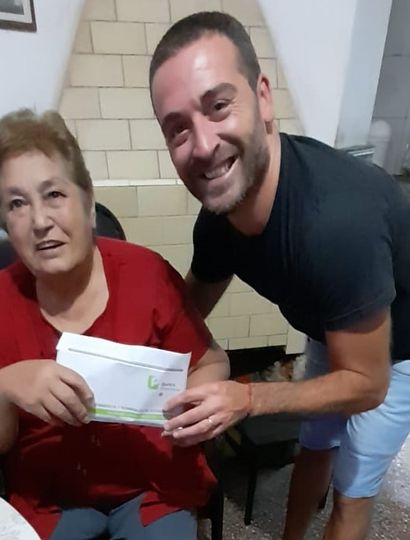 Gladys Noemí Marino al recibir el primer premio obtenido.