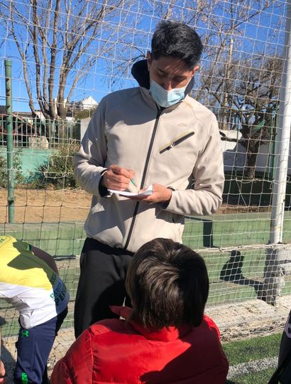 Pablo Bengolea, jugador profesional de vóley, compartió una jornada de entrenamiento con los chicos de Sarmiento y recibió obsequios en el final de la jornada.