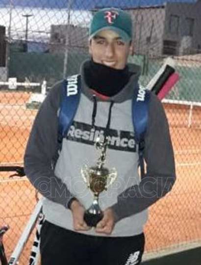 Leonel Zabala fue el ganador del torneo de tenis G-4 jugado en Pehuajó.