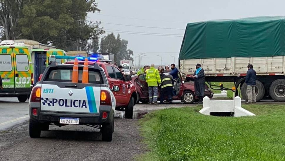 El auto chocó contra el acoplado de un camión.