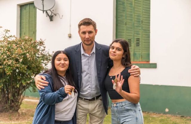 Ferraris entregó dos llaves para que estudiantes utilicen la residencia en Junín