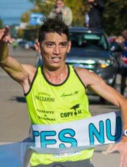 Miguel Ángel “Mito” Guerra arriba victorioso al final del medio maratón disputado en Nueve de Julio.