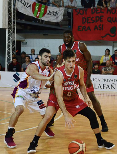 Enzo Amado, de Ciclista Juninense, ante Facundo Gago (Rocamora), en duelo de bases.