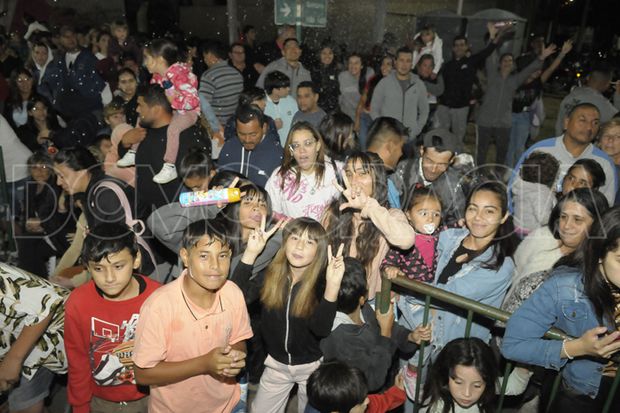 Al ritmo de las batucadas y las murgas, transcurrió anoche el corso en barrio Ferroviario