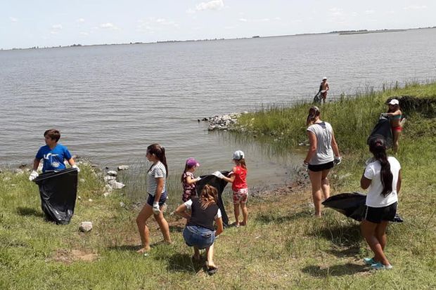 Chicos de una colonia limpiaron el Camino Costero