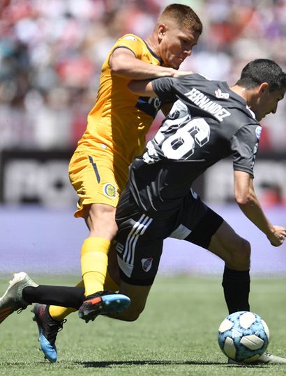 Ignacio Fernández (River) se lleva el balón ante el “Colo” Leonardo Gil. Rosario Central ganó 1 a 0 en el “Monumental”.