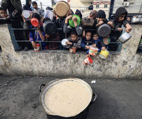 Israel bombardea Gaza mientras se aguarda la ayuda humanitaria