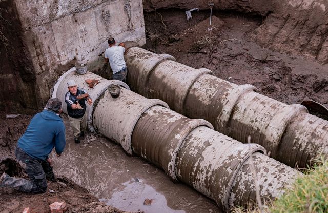 Trabajan para reparar el Puente San Francisco en un camino rural del distrito