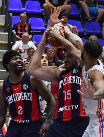 Esteban Batista Hernández se manda ante la marca de Jon Linch, anoche en Boedo.