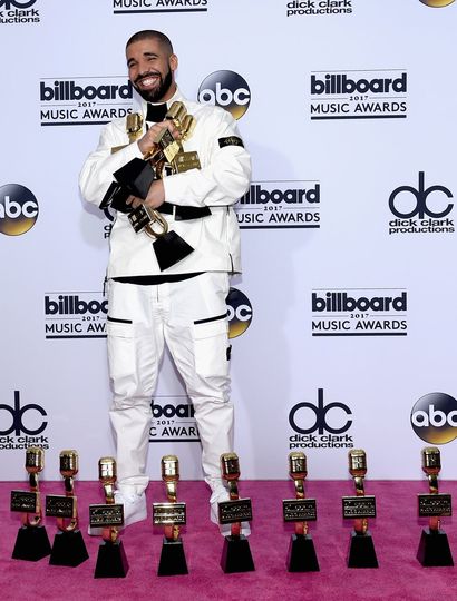 Con 13 estatuillas, el rapero Drake batió un nuevo récord en los premios Billboard
