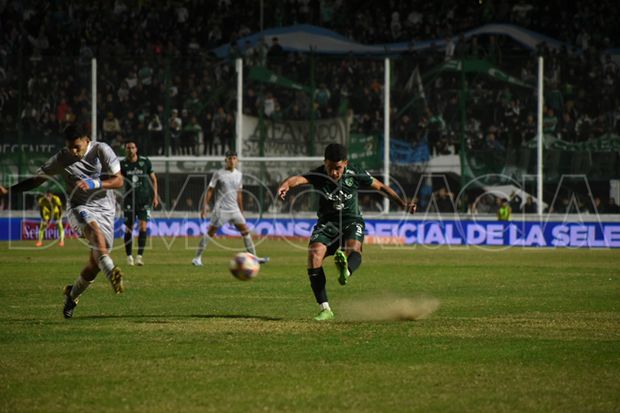 Sarmiento sufrió ante Godoy Cruz, pero sumó un punto y logró salir de la zona de descenso