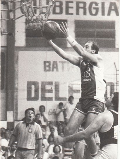 Convirtiendo ante Marcelo Allende, en una final provincial entre Junín y Bahía Blanca, en cancha de Ciclista.