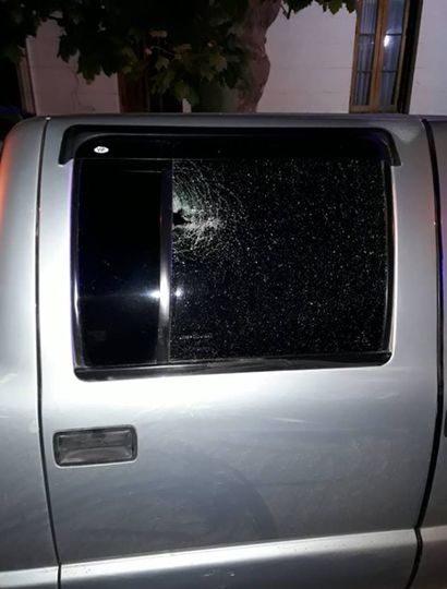 Uno de los hombres arrojó una piedra a la camioneta.