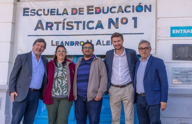 El director general Alberto Sileoni visitó la Escuela de Artística y la Agrotécnica N° 1