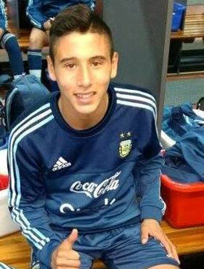 Tomás Ramiro Muro con las “pilchas” de la Selección Nacional, en el vestuario del predio que A.F.A. tiene en Ezeiza.