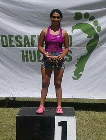 La juninense Ángela Fernández en un podio, tras una competencia de pruebas combinadas.