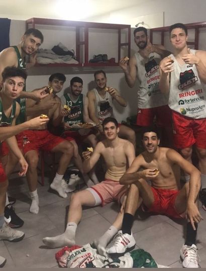 Los jugadores, post entrenamiento, dándole la bienvenida al 2022 en el vestuario.