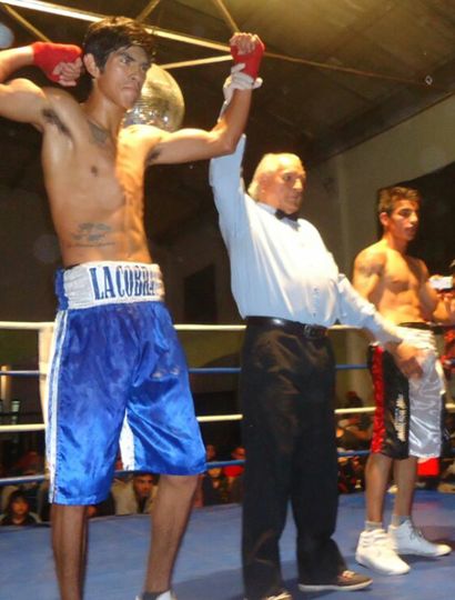 El árbitro de la pelea levanta el brazo del juninense Francisco Olguín, quien así logra ser doble campeón de la Liga Bonaerense.