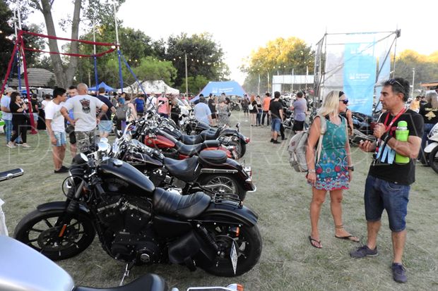 Mucho público en el inicio de Actitud Rock and Bike